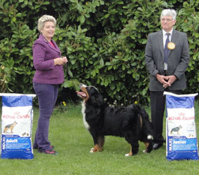 Mr Joe Smith from Mowgli, pictured with Philippa & Millie who was Reserve Best In Show.